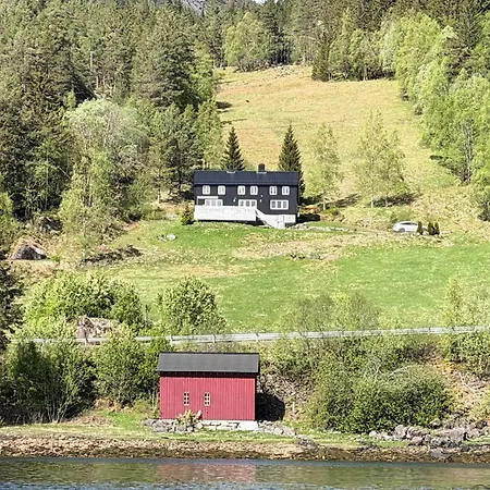 10 Person In Snillfjord-by Traum *